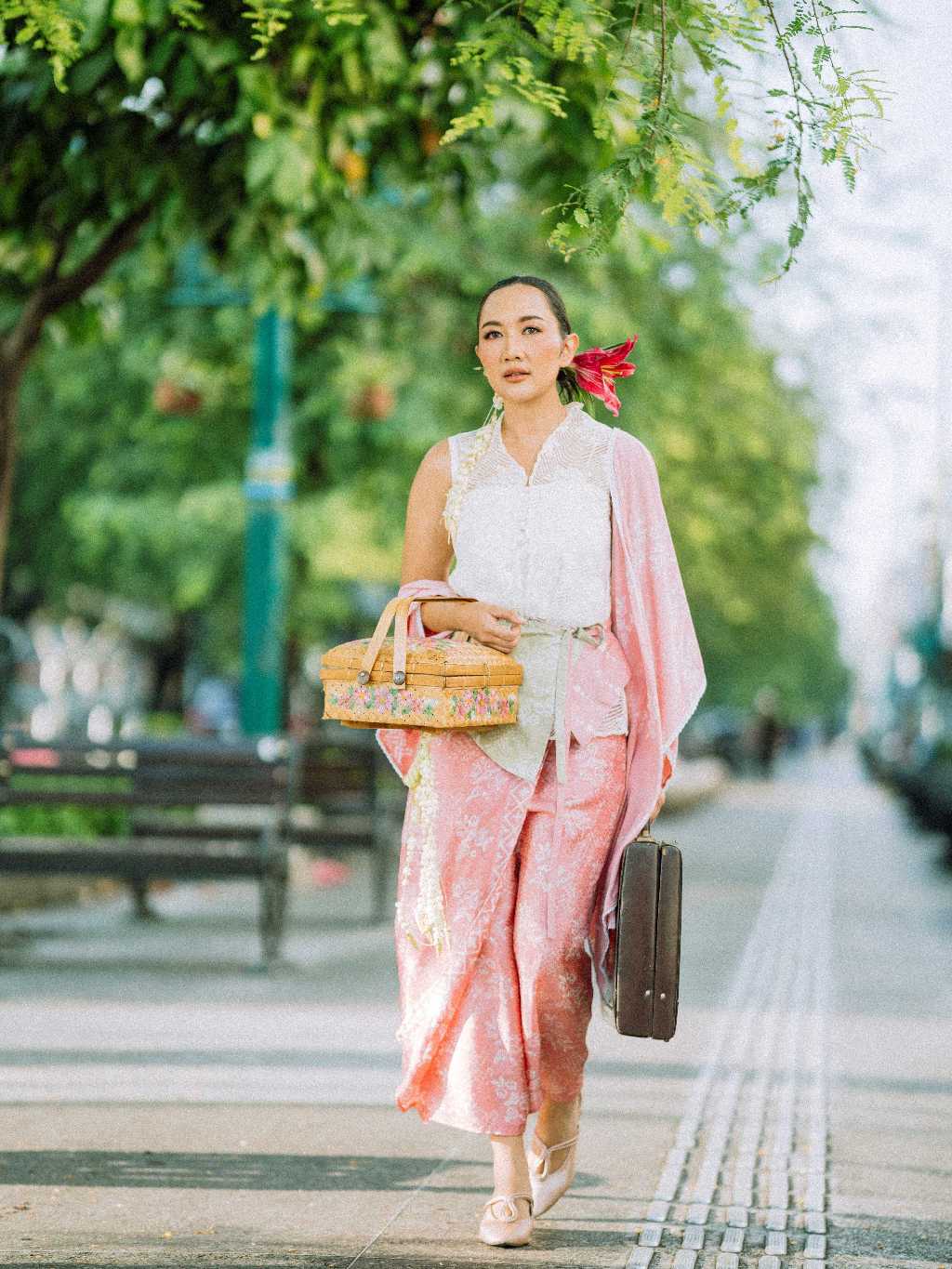 Batik ENOM - Kebaya Rahmi - Kebaya Modern Tanpa Lengan - Labuh Series