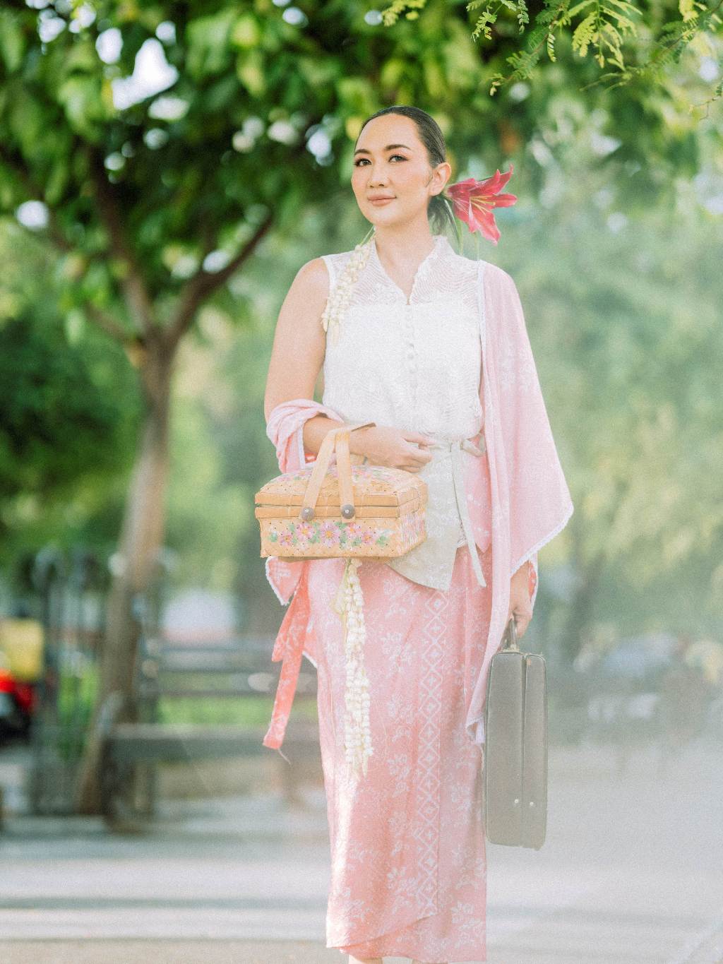 Batik ENOM - Kebaya Rahmi - Kebaya Modern Tanpa Lengan - Labuh Series
