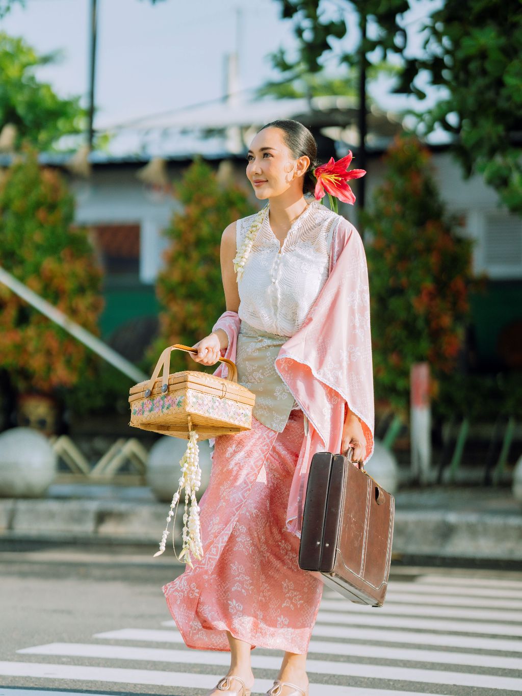 Batik ENOM - Kebaya Rahmi - Kebaya Modern Tanpa Lengan - Labuh Series