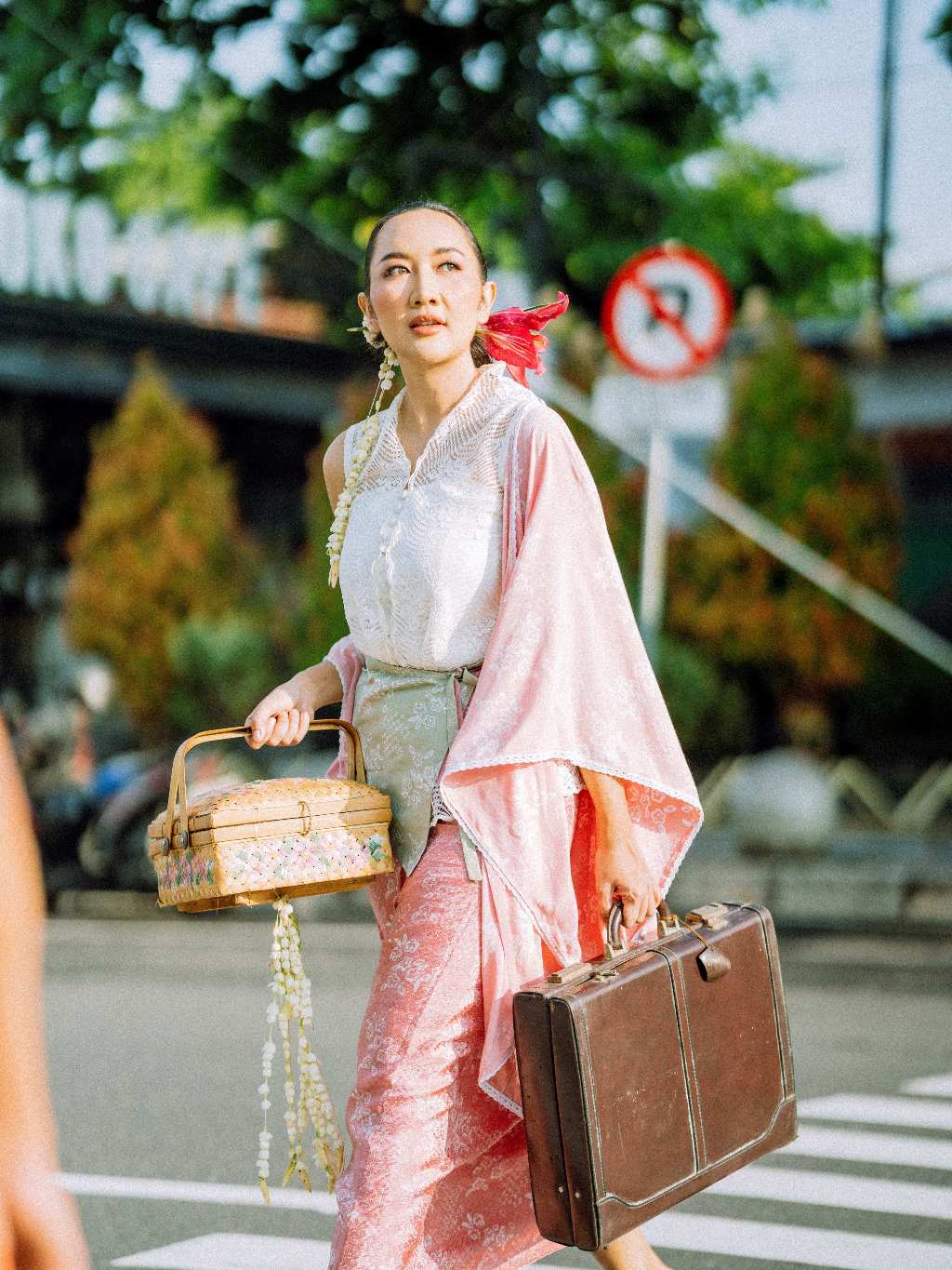 Batik ENOM - Kebaya Rahmi - Kebaya Modern Tanpa Lengan - Labuh Series