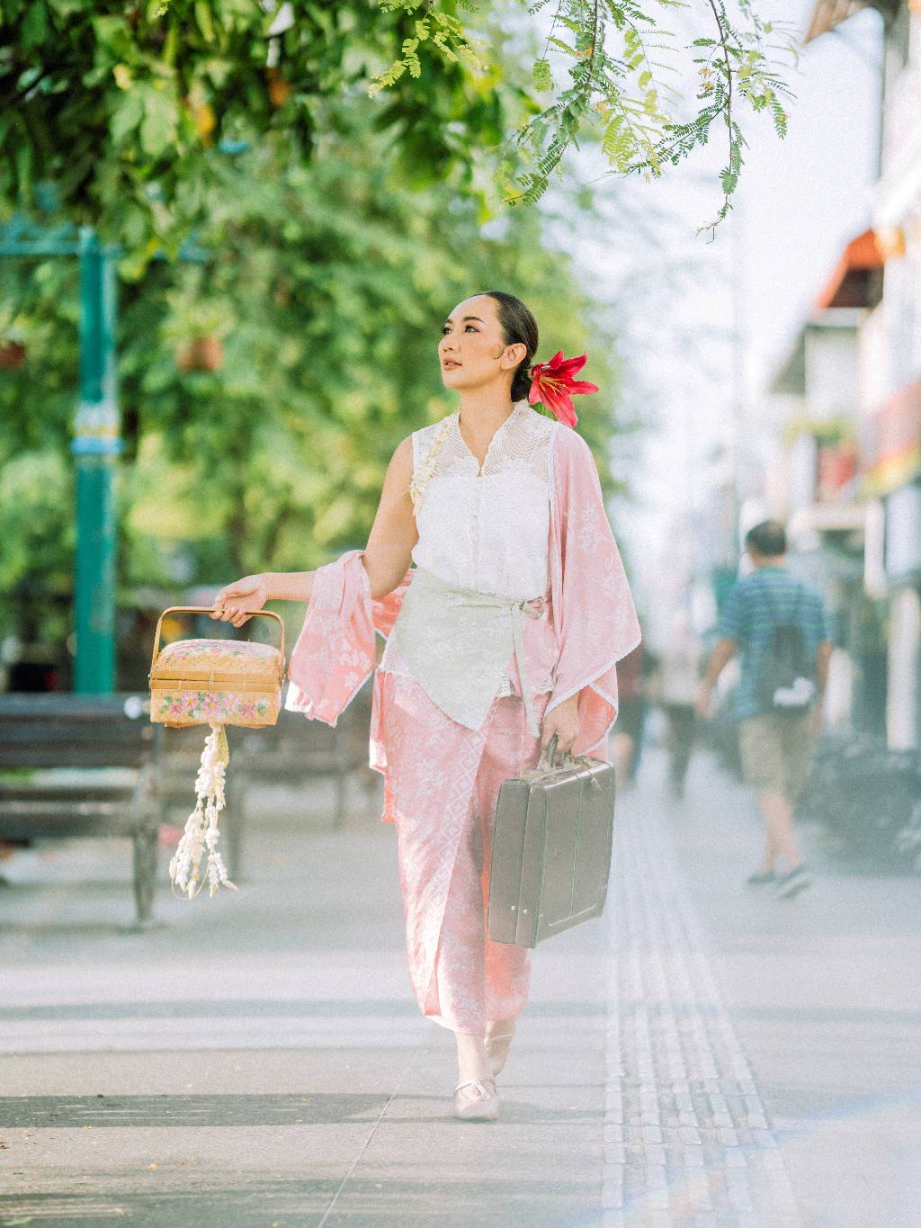 Batik ENOM - Kebaya Rahmi - Kebaya Modern Tanpa Lengan - Labuh Series
